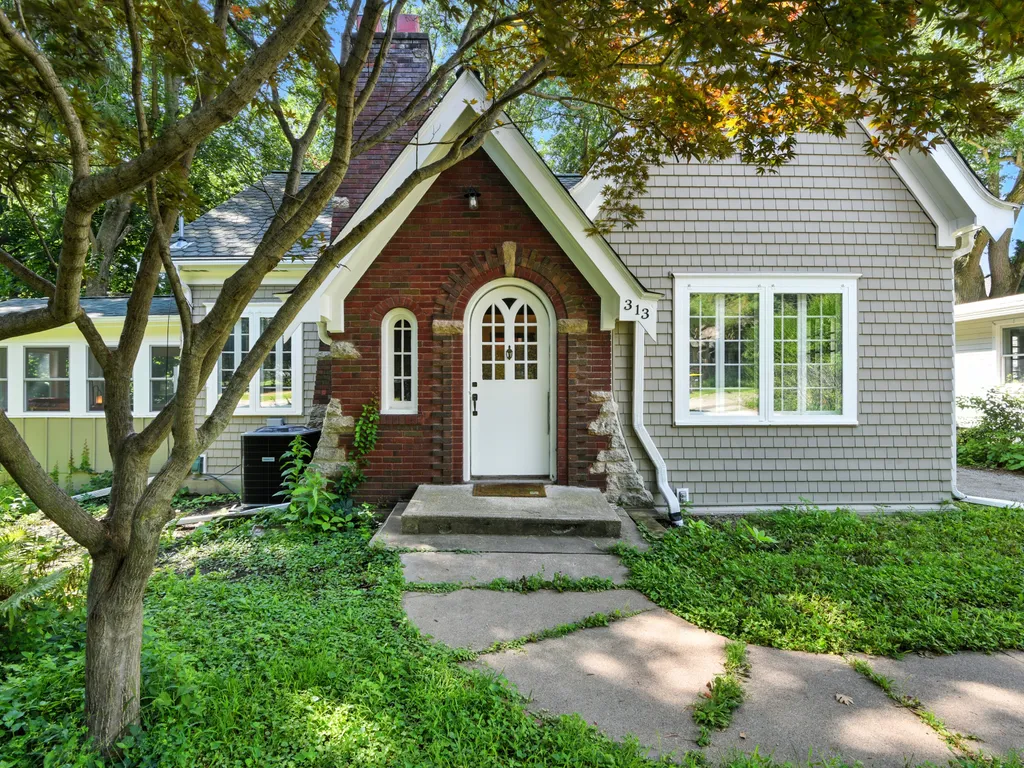 Charming Manville Heights Cottage Retreat