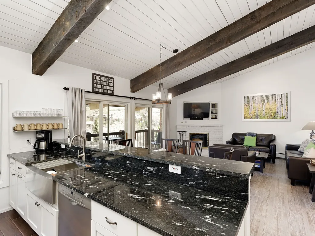 Snowmass 2BR Loft Retreat Deck, Fireplace &amp; Views- 21E