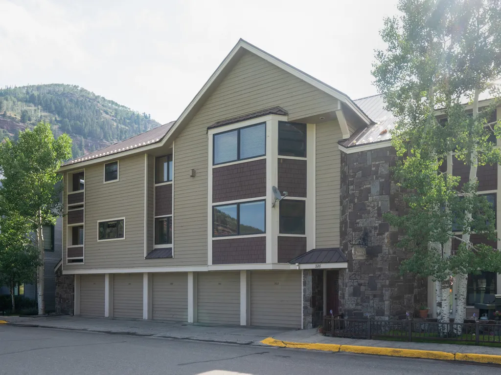 Sundance Condos 202
