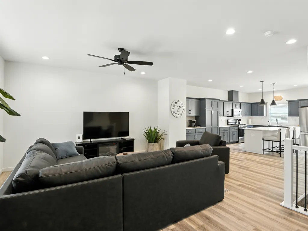 Hawkeye Heaven-Modern Townhome Retreat in Iowa City