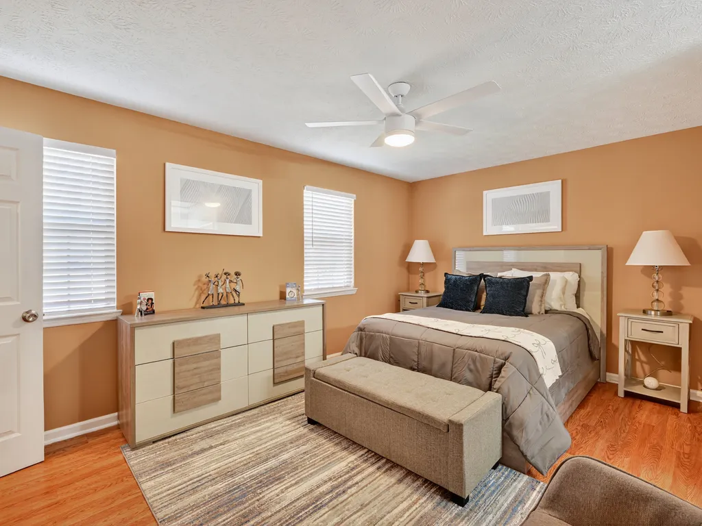 Serenity Landing- 5 Minutes to Airport- Sleeps 6