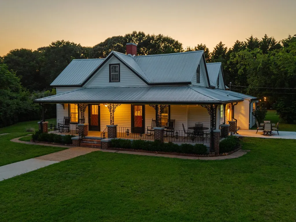 The Bulldog Farmhouse- 100+ year old home