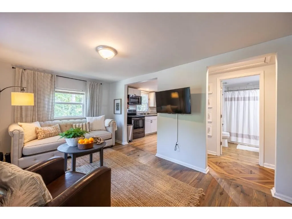 Downtown Bungalow < Less than 1.5 Miles to UGA!