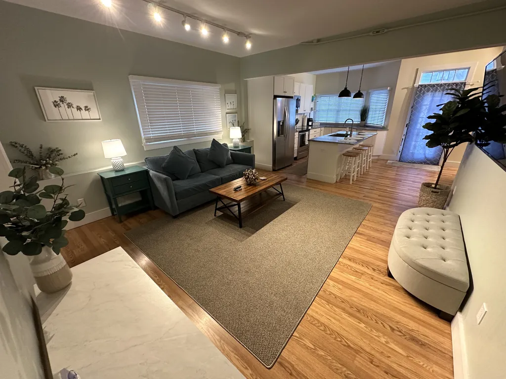 86 Dr Marcus House- Popular Broadway Area