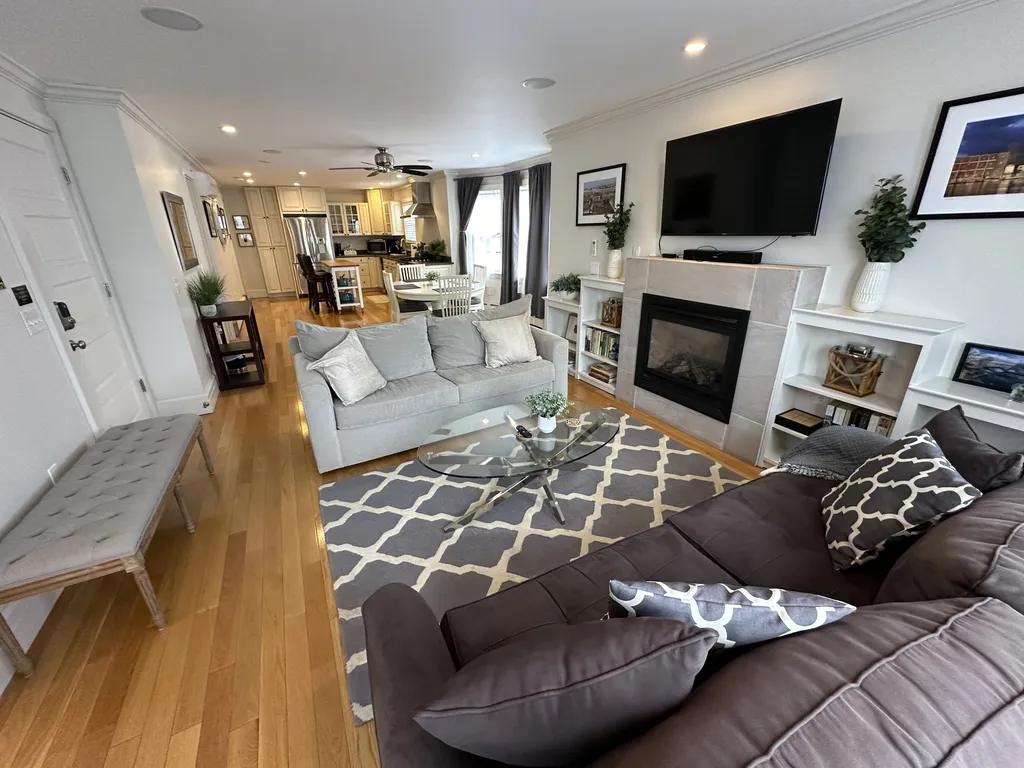 Bright and Open 2 Bed 1 Bath Apt. off Broadway #2