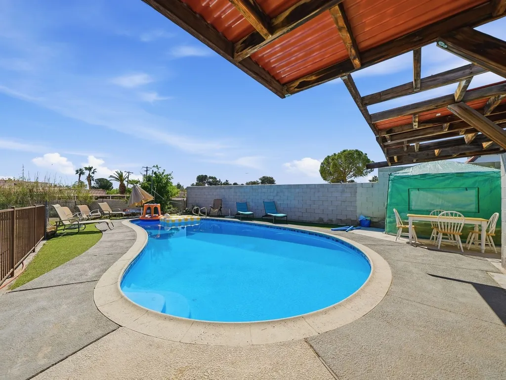 The Peacock Villa- Designed for Extended Stays, Relocations & Groups, Pet Friendly!