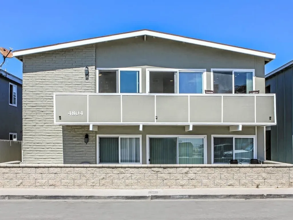 4804 Seashore A &amp; B | 6 BDR Duplex Across From The Beach With Large