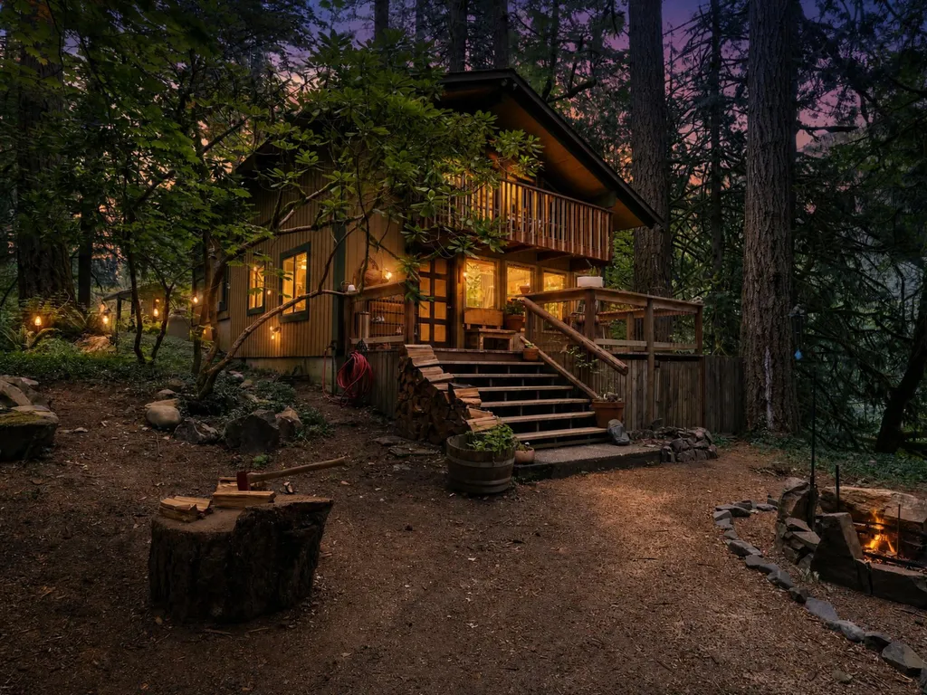 Woodland home near the Gorge- River access, hot tub, walking trails.