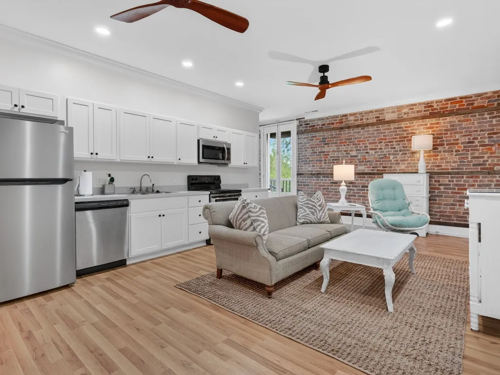 River Room Getaway on Front Street- Suite C