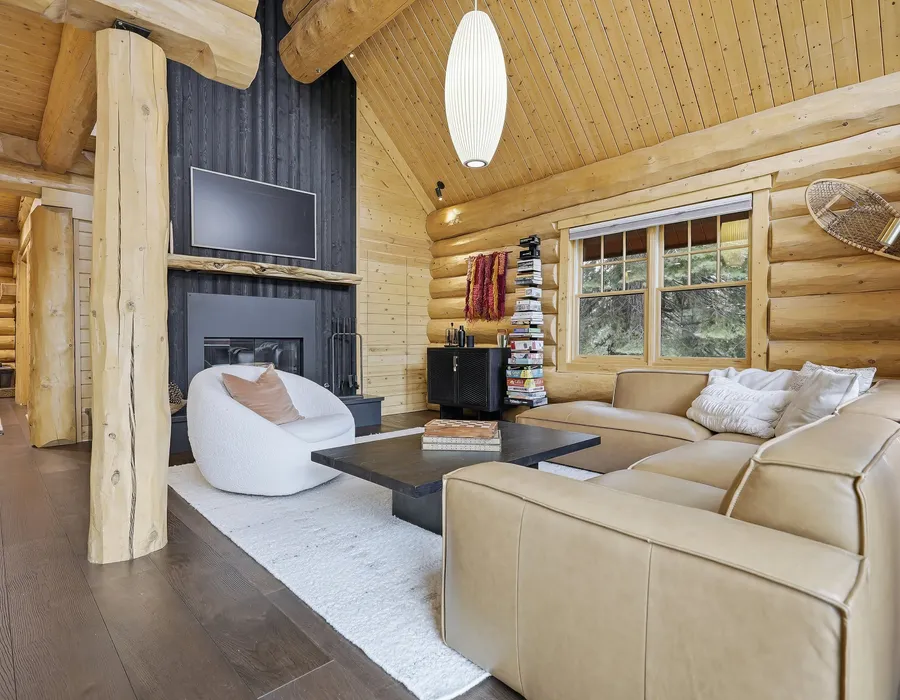 Beautiful Spacious Log Cabin- VH401