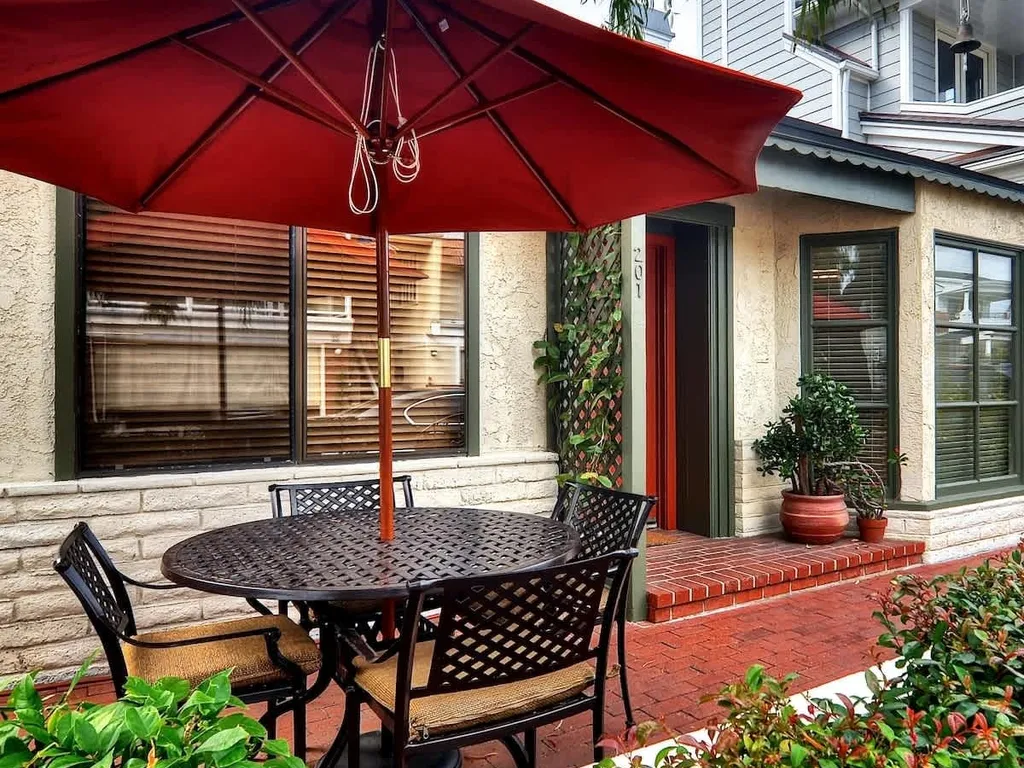 201 Ruby | Affordable Quaint Cottage Balboa Island